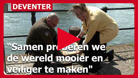Blauwe Tegel als erkenning in Deventer: "Samen proberen we de wereld mooier en veiliger te maken"